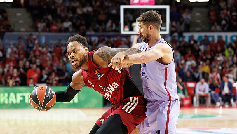 Nicolas Laprovittola von Barcelona (r.) versucht Deshaun Thomas von Bayern München zu blocken.
