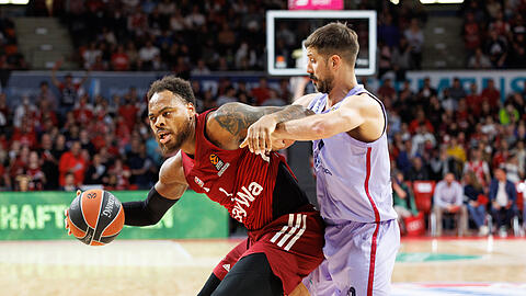 Nicolas Laprovittola von Barcelona (r.) versucht Deshaun Thomas von Bayern München zu blocken.