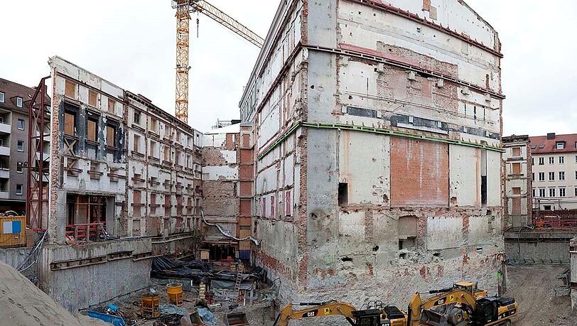Das Gärtnerplatztheater 2011, während des Umbaus, "Masterpiece next door", von Christian Hinz, 2023, eine digitale Fotomontage, Fine Art Print, kaschiert auf Aludibond, 124 Mal 140 cm, zu sehen im Sandkasten in den Meisterhöfen. Das Gärtnerplatztheater 2011, während des Umbaus, "Masterpiece next door", von Christian Hinz, 2023, eine digitale Fotomontage, Fine Art Print, kaschiert auf Aludibond, 124 Mal 140 cm, zu sehen im Sandkasten in den Meisterhöfen.