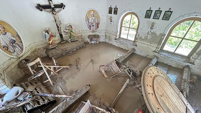 Im Inneren der Kapelle schaut es ebenfalls nicht gut aus. Im Inneren der Kapelle schaut es ebenfalls nicht gut aus.