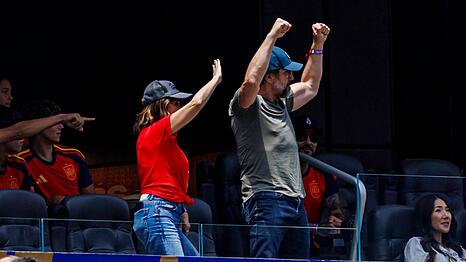 Pen&eacute;lope Cruz und Javier Bardem auf der Trib&uuml;ne in Inglewood.