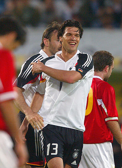 39. Länderspiel: Ballack im Torrausch: Beim 7:0 im EM-Test gegen Malta erzielt
er in Freiburg zum einzigen Mal vier Tore in einem Länderspiel.
