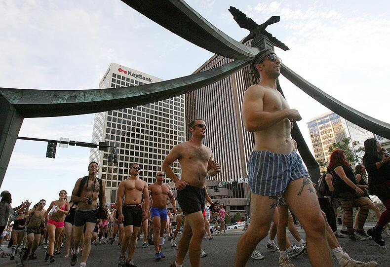 Mehrere tausende Menschen haben sich in Salt Lake City bis auf die Unterwäsche ausgezogen und mit einem Lauf
durch die Stadt gegen die konservativen Gesetze des US-Staates protestiert.