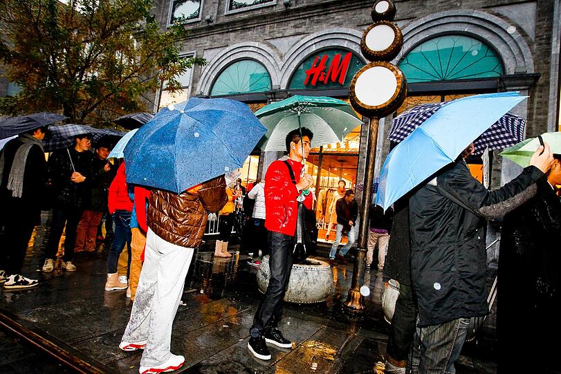 In Peking stehen die Menschen sogar im Regen, um sich die neue Versace-Kollektion von H&M zu sichern
