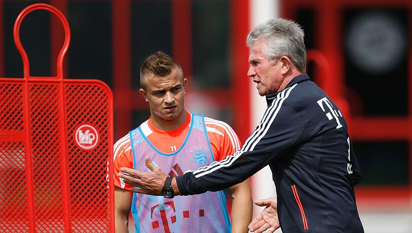 Coach Heynckes redet mit Neuzugang Shaqiri. Coach Heynckes redet mit Neuzugang Shaqiri.