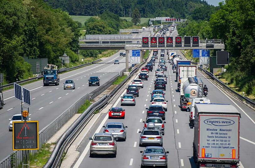 Nur vereinzelt wie hier auf der A 9 bei Allershausen kam es zu kleineren Staus zu Beginn der Pfingstferien in Bayern.