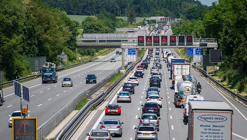 Nur vereinzelt wie hier auf der A 9 bei Allershausen kam es zu kleineren Staus zu Beginn der Pfingstferien in Bayern. Nur vereinzelt wie hier auf der A 9 bei Allershausen kam es zu kleineren Staus zu Beginn der Pfingstferien in Bayern.