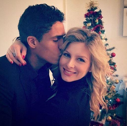 Real muss auf Abwehr-Ass Varane verzichten. Trost findet er bei seiner hübschen Frau Camille Tytgat.