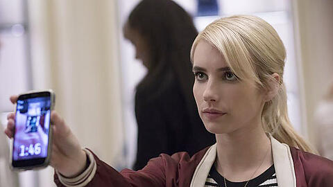 "Nerve": Vee (Emma Roberts) ahnt nicht, dass ein Online-Spiel in kürzester Zeit ihr ganzes Leben zerstören könnte.
