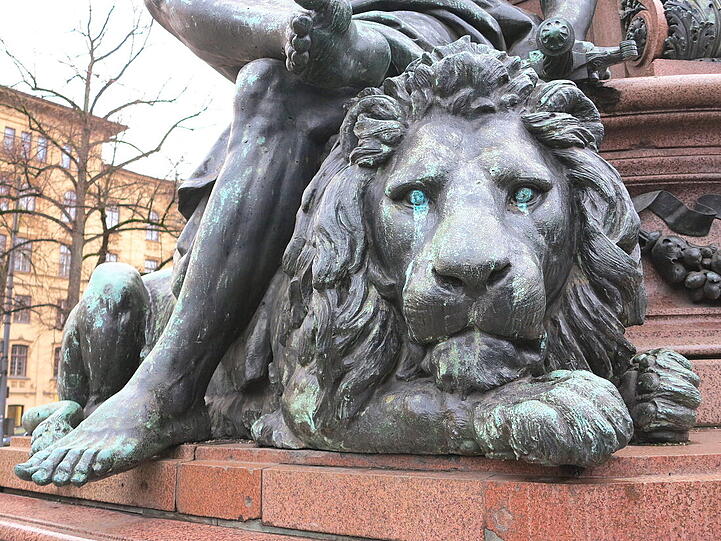 Eigentlich ein stolzes Tier sieht der Löwe am Maxmonument recht traurig aus - die Patina am Metall erweckt den Eindruck als würde er weinen.
