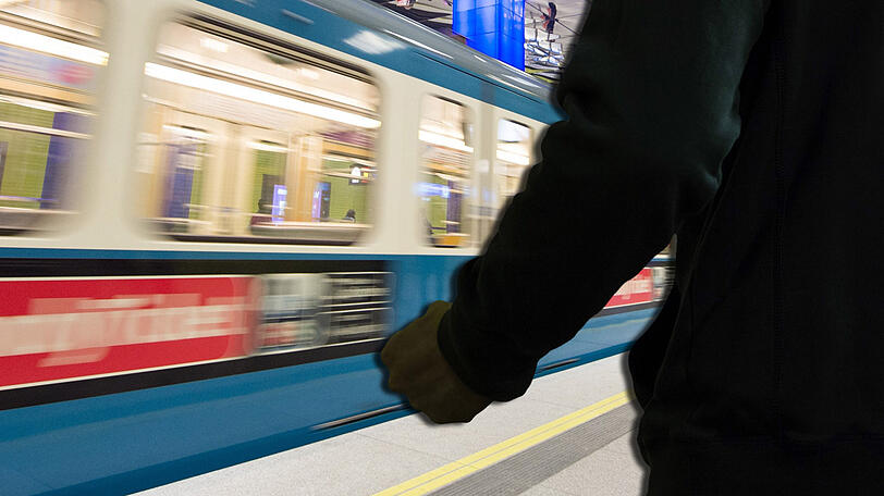 Gewalttätig wurden zwei Unbeteiligte am U-Bahhof Odeonsplatz. Sie wollten eine Fahrscheinkontrole verhindern.