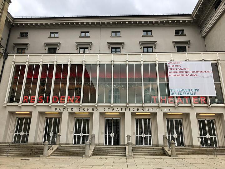 Das Residenztheater am Max-Joseph-Platz sehnt sich nach Publikum. Vor Pfingsten wird daraus aber kaum etwas werden.