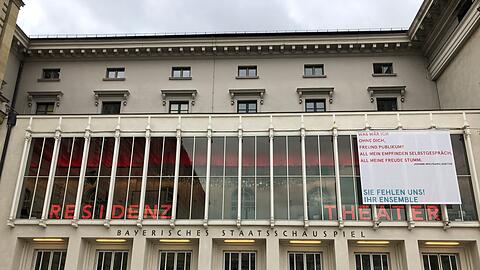 Das Residenztheater am Max-Joseph-Platz sehnt sich nach Publikum. Vor Pfingsten wird daraus aber kaum etwas werden.