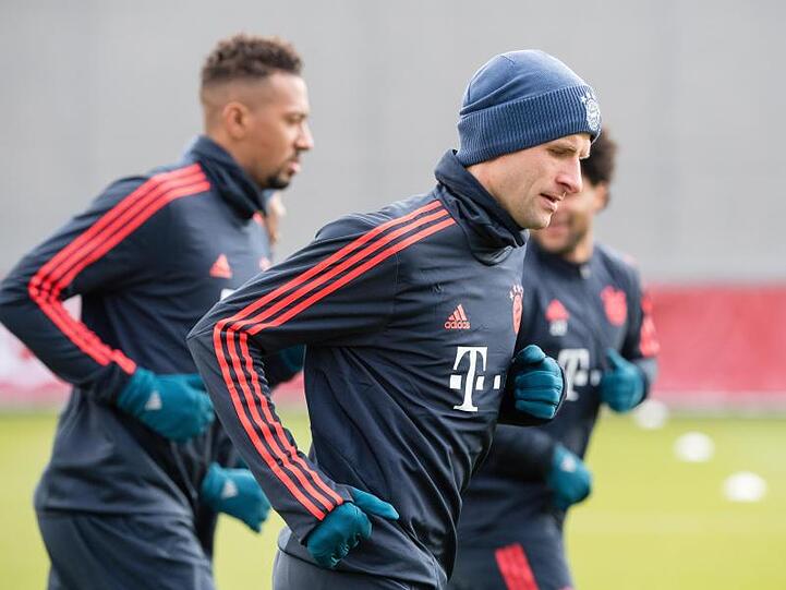 Thomas Müller läuft mit Jerome Boateng und Serge Gnabry vom FC Bayern München über den Platz. Foto: Matthias Balk/dpa