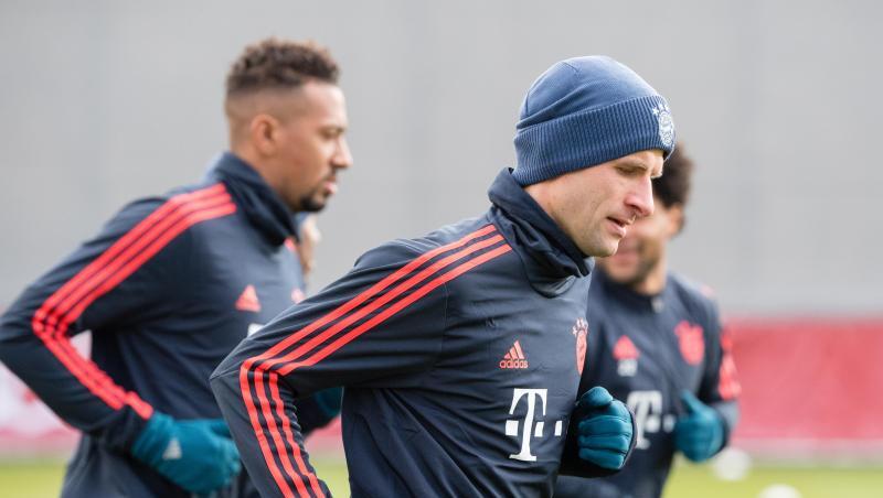 Thomas Müller läuft mit Jerome Boateng und Serge Gnabry vom FC Bayern München über den Platz. Foto: Matthias Balk/dpa Thomas Müller läuft mit Jerome Boateng und Serge Gnabry vom FC Bayern München über den Platz. Foto: Matthias Balk/dpa