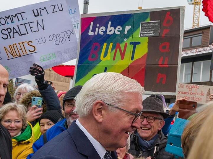 Bundespräsident Frank-Walter Steinmeier während seines Besuchs in der islamischen Gemeinde Penzberg. Foto: Peter Kneffel/dpa