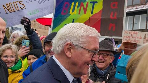 Bundespräsident Frank-Walter Steinmeier während seines Besuchs in der islamischen Gemeinde Penzberg. Foto: Peter Kneffel/dpa