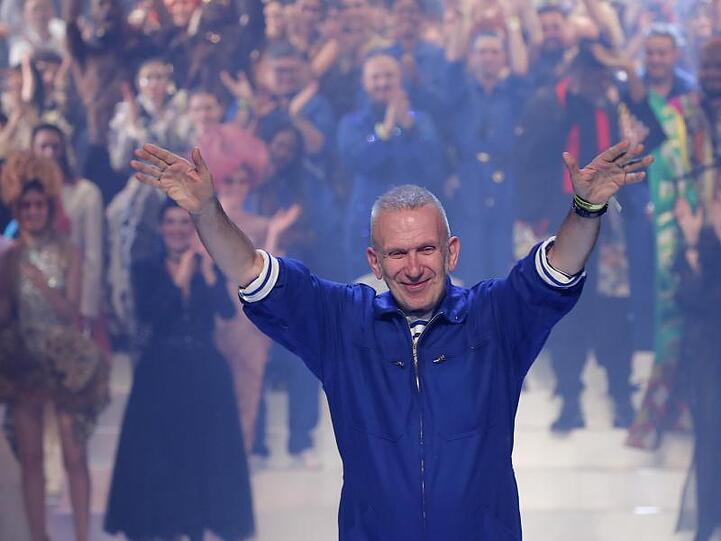 Der französische Mode-Designer Jean Paul Gaultier verabschiedet sich vom Publikum.