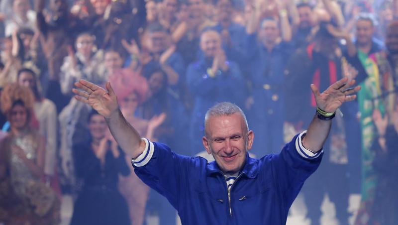 Der französische Mode-Designer Jean Paul Gaultier verabschiedet sich vom Publikum. Der französische Mode-Designer Jean Paul Gaultier verabschiedet sich vom Publikum.