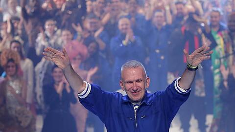 Der französische Mode-Designer Jean Paul Gaultier verabschiedet sich vom Publikum.