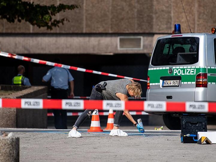 Polizisten sichern auf dem Ebertplatz Spuren.