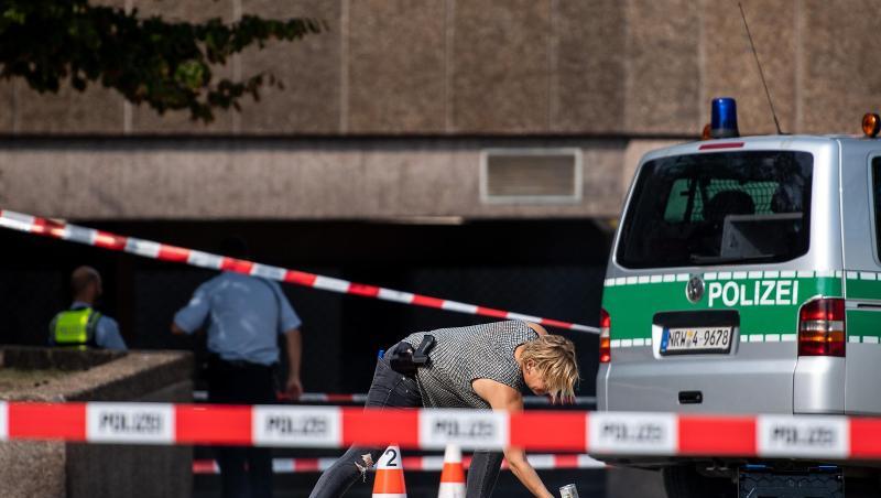 Polizisten sichern auf dem Ebertplatz Spuren. Polizisten sichern auf dem Ebertplatz Spuren.