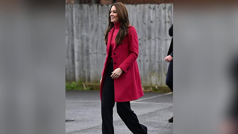 Prinzessin Kate wählte für ihre Wohltätigkeitarbeit einen fuchsiafarbenen Mantel.