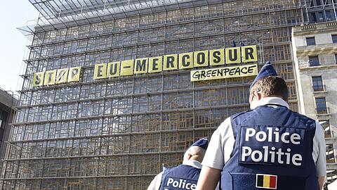 Umweltaktivistinnen und -aktivisten sind aus Protest gegen ein Handelsabkommen mit südamerikanischen Staaten auf das Gebäude des EU-Ministerrats geklettert. Sie brachten dort am Donnerstag Banner mit der Aufschrift "Stop EU Mercosur" an.