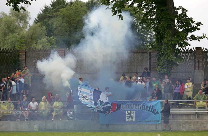 Rauchzeichen: die nach Österreich gereisten Löwen-Fans.