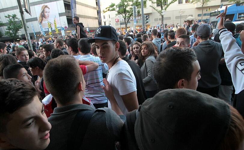 Chaos vor dem Mathäser-Kino am Stachus: Die Autogrammstunde von Rapper "Haftbefehl" wurde abgesagt - zu viele Fans. Die wollten aber nicht so einfach wieder gehen und lösten mit ihrer wütenden Blockade einen Großeinsatz der Polizei aus.