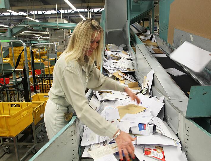 Briefzentrum Arnulfstraße: An dieser Maschine werden von Marianne Planitzer Sachen, die nicht in den Briefkasten gehören, heraussortiert.