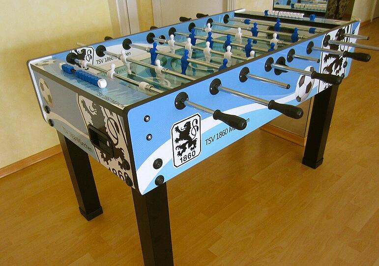 Ein Tischkicker im Löwen-Look Teamhotel - extra für 1860 angefertigt