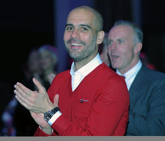 Ausgelassene Stimmung bei Pep Guardiola beim Sieges-Bankett des FC Bayern in Marokko.