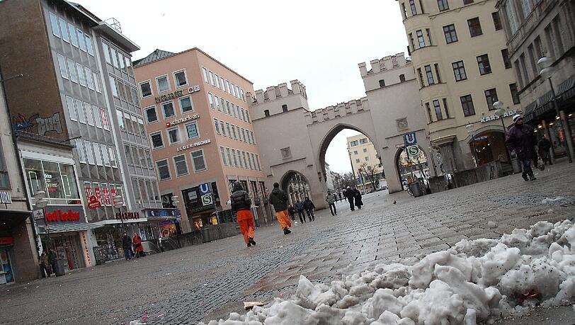Schnee in München - die traurigen Reste in der Fußgängerzone