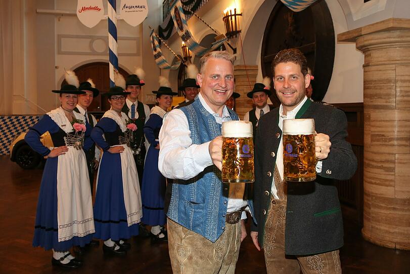 Gastgeber Christian Schottenhamel und Veranstalter Philip Greffenius (r.) gestern im Löwenbräukeller.