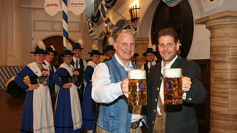 Gastgeber Christian Schottenhamel und Veranstalter Philip Greffenius (r.) gestern im Löwenbräukeller.