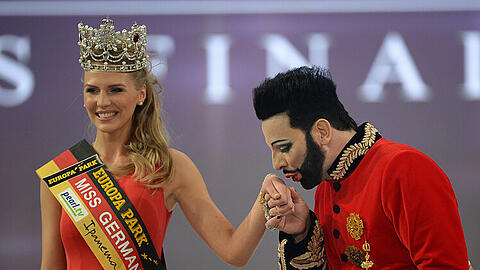 Küsschen von Mode-Star Harald Glööckler: Das ist die neue Miss Germany 2015 - Olga Hoffmann aus Münster. Sehen Sie hier weitere Bilder zur Wahl in Rust.