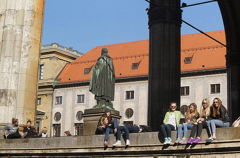 Ein Bild von Mittwoch, 08.04.15: Zahlreiche Münchner entspannen bei strahlendem Sonnenschein an der Feldherrnhalle.