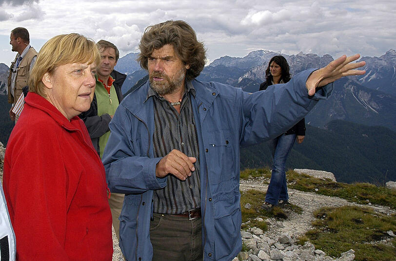 August 2006: Während ihres Südtirol-Urlaubs wandert Angela Merkel zusammen mit dem Bergsteiger Reinhold Messner auf den Monte Rite zum Messner Mountain Museum. Neun Jahre später besucht sie das neue Museum der Bergsteigerlegende, das Messner Mountain Museum Corones.
