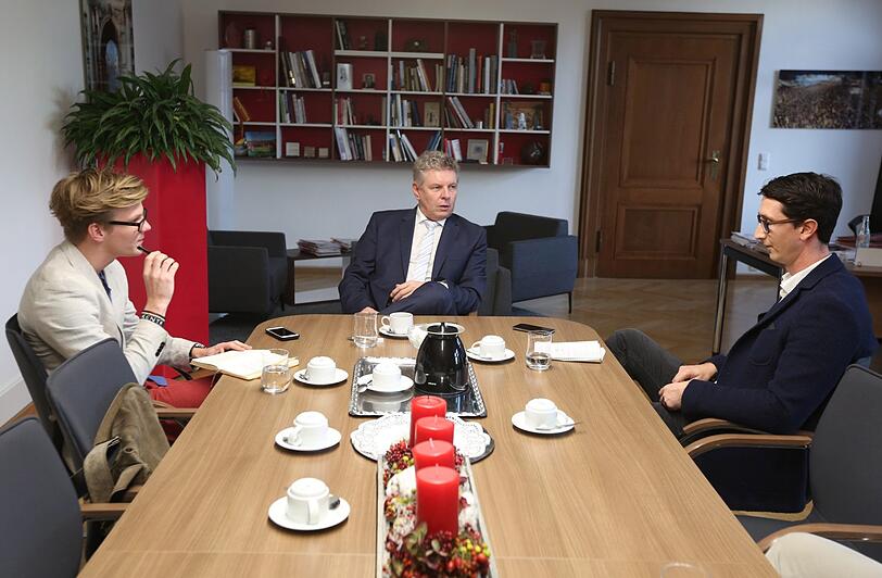 Dieter Reiter in seinem Büro im Rathaus im Interview mit den AZ-Reportern Tim Wessling (l.) und Florian Zick.