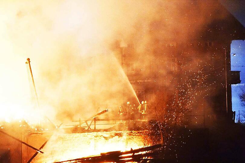 Kurz vor 23 Uhr gingen mehrere Notrufe ein. Als die freiwillige Feuerwehr eintraf, stand die komplette Scheune bereits in Flammen.
