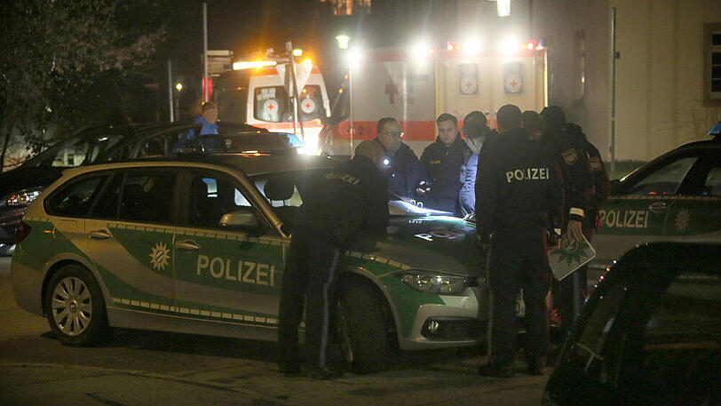 Beamte suchen nach den flüchtigen Tätern - Sanitäter versorgen die Verletzten. In Mühldorf am Inn haben sich am Freitag dramatische Szenen abgespielt.
