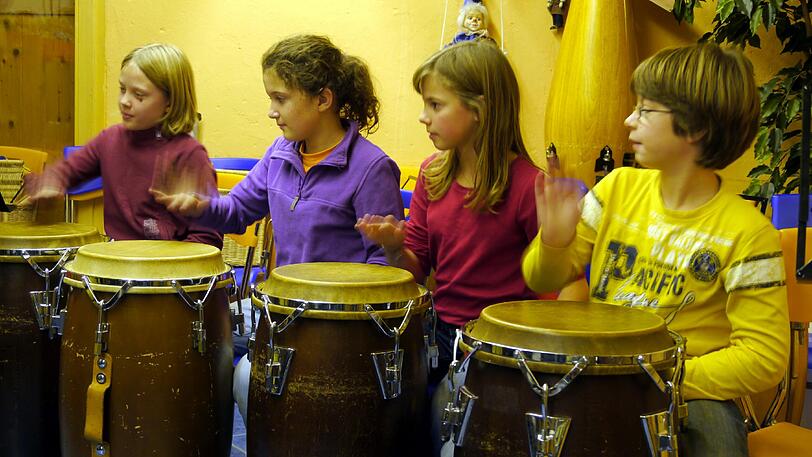 Rhythmus im Blut: Kinder an der Trommel.