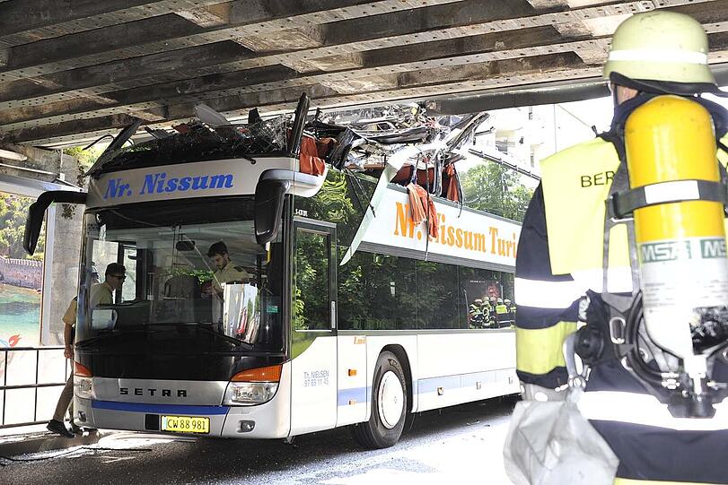 Das obere Stockwerk des Doppeldeckerbusses wurde schwer beschädigt.