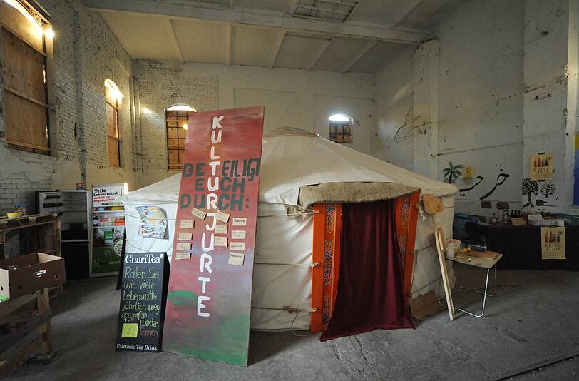 Die Kulturjurte ist in Halle 3: ie kulturjurte
bietet zahlreichen Initiativen aus den Bereichen Nachhaltigkeit, Bildung und Asylpolitik in Deutschland einen Raum.
Mit Elementen wie FahrradKino, Foodsharing-Verteiler, Feldküche, Reparatur-Cafe u.v.m., wird eine Infrastruktur geschaffen, um Konzerte, Workshops, Vorträge, Filmvorführungen zu veranstalten