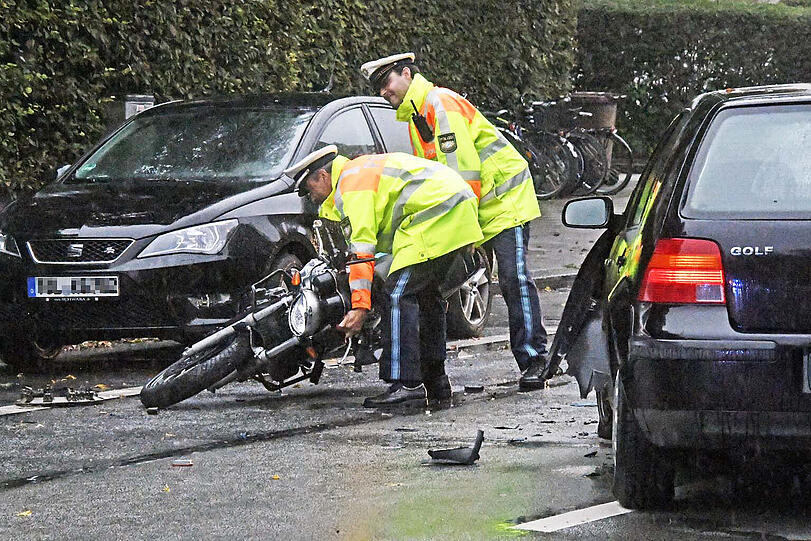 Bei dem Unfall in der Balanstraße war ein Motorrad mit einem Pkw kollidiert, der vermutlich ausfahren oder wenden wollte.