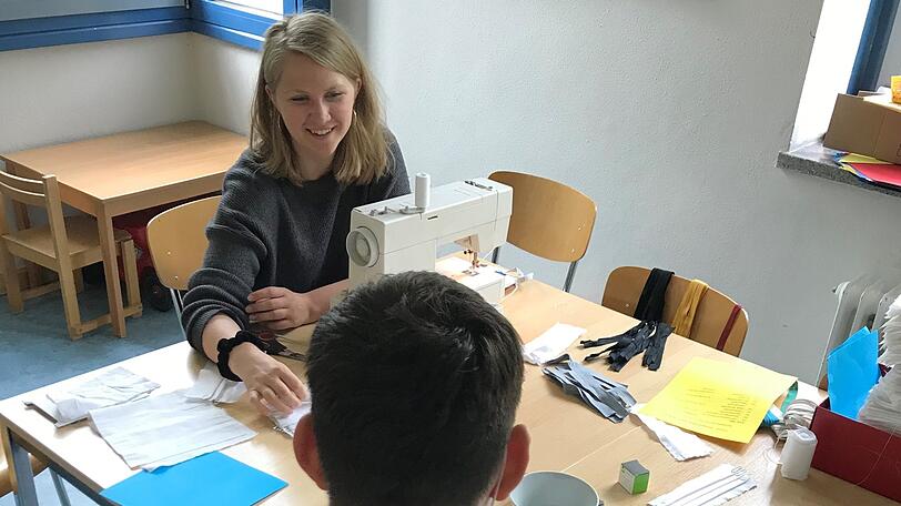 Sophia Edelmann mit einem der Jugendlichen.