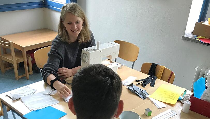 Sophia Edelmann mit einem der Jugendlichen.
