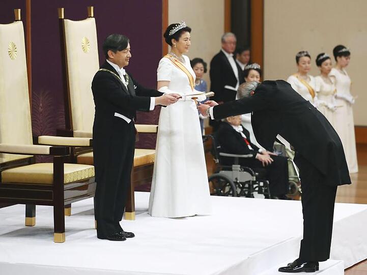 Japans neuer Kaiser Naruhito hat den Chrysanthemen-Thron bestiegen und damit eine neue Ära, genannt "Reiwa" (schöne Harmonie), für sein Land eingeläutet. Hier mit Kaiserin Masako bei der Zeremonie "Sokui go Choken no gi" im Kaiserpalast.