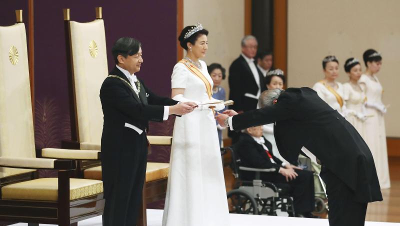 Japans neuer Kaiser Naruhito hat den Chrysanthemen-Thron bestiegen und damit eine neue Ära, genannt "Reiwa" (schöne Harmonie), für sein Land eingeläutet. Hier mit Kaiserin Masako bei der Zeremonie "Sokui go Choken no gi" im Kaiserpalast. Japans neuer Kaiser Naruhito hat den Chrysanthemen-Thron bestiegen und damit eine neue Ära, genannt "Reiwa" (schöne Harmonie), für sein Land eingeläutet. Hier mit Kaiserin Masako bei der Zeremonie "Sokui go Choken no gi" im Kaiserpalast.